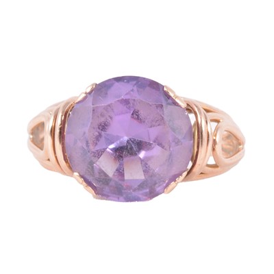 Lot 34 - A synthetic corundum dress ring.