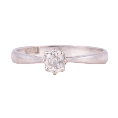 Lot 76 - A diamond solitaire ring.