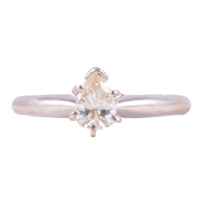 Lot 85 - A diamond solitaire ring.