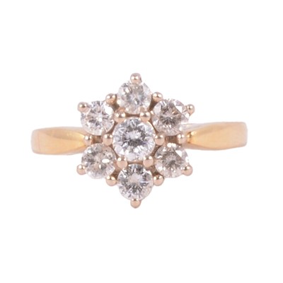 Lot 118 - A diamond cluster ring.