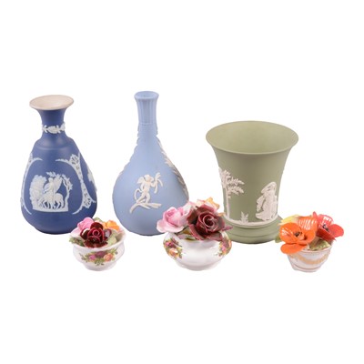 Lot 87 - Quantity of Wedgwood jasper ware, flower posies, etc.