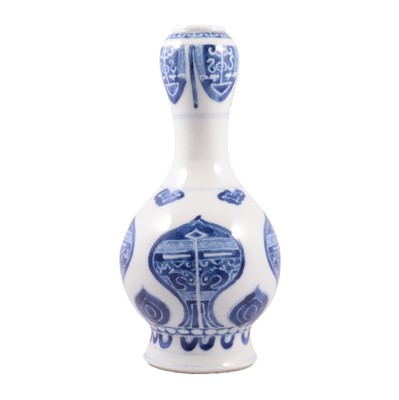 Lot 80 - Chinese porcelain blue and white garlic topped vase