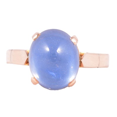 Lot 28 - A star sapphire dress ring.