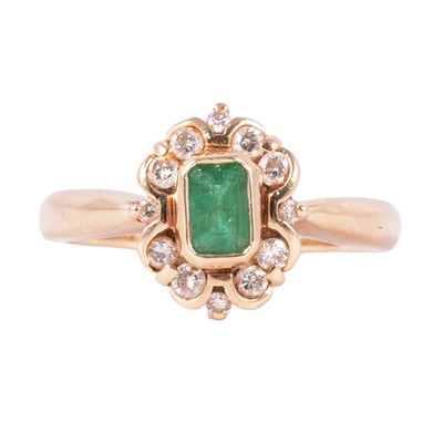 Lot 7 - An emerald and diamond cluster ring.