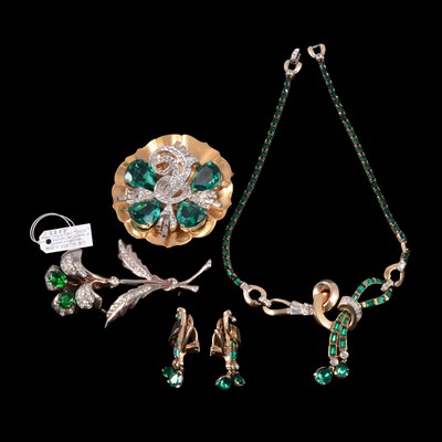 Lot 1196 - A vintage Mazer paste and faux emerald suite, two vintage brooches.