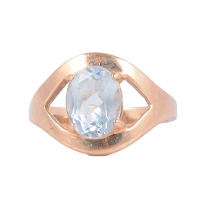 Lot 33 - A heat treated blue topaz dress ring.