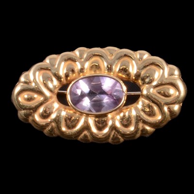 Lot 197 - An amethyst brooch in yellow metal mount marked 750.