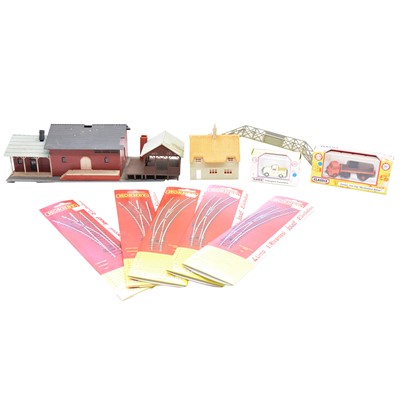 Lot 217 - Five packets of Hornby OO gauge curved points, and small quantity of trackside buildings