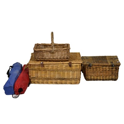 Lot 333 - Wicker hampers, baskets, picnic sets etc