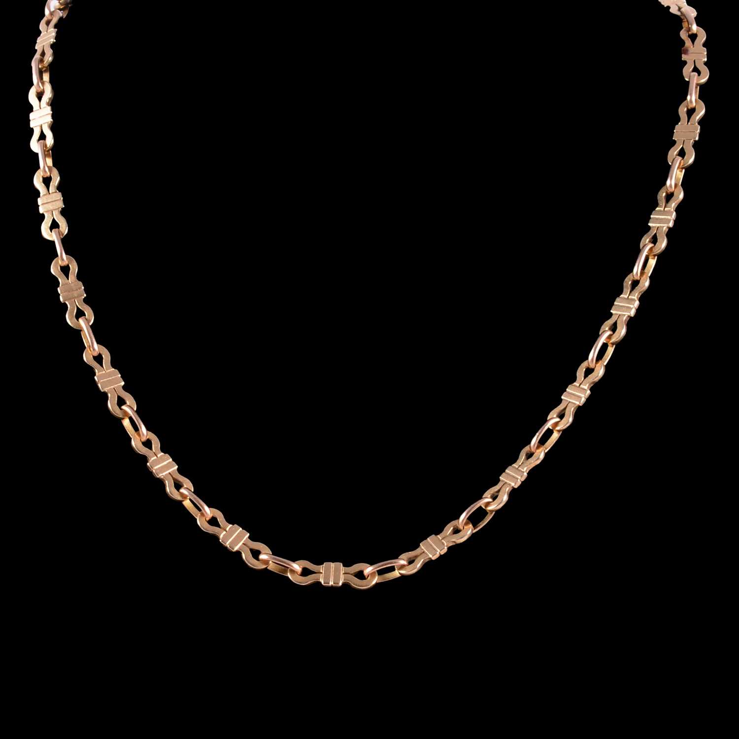 Lot 303 - A 9 carat yellow gold figure of eight chain necklace.