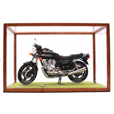 Lot 162 - Scale model Honda CB750 , with detached left wing mirror and number plate, in perspecs display cabinet.