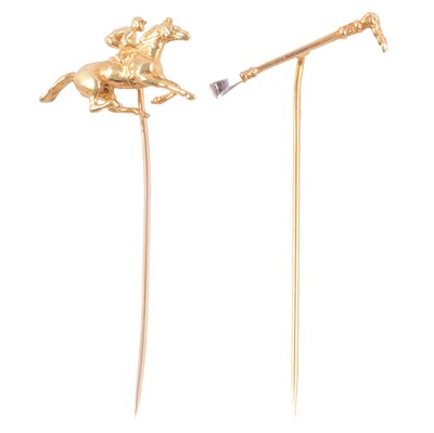 Lot 350 - An 18 carat yellow gold racehorse and jockey stick pin, and yellow metal hunting crop.