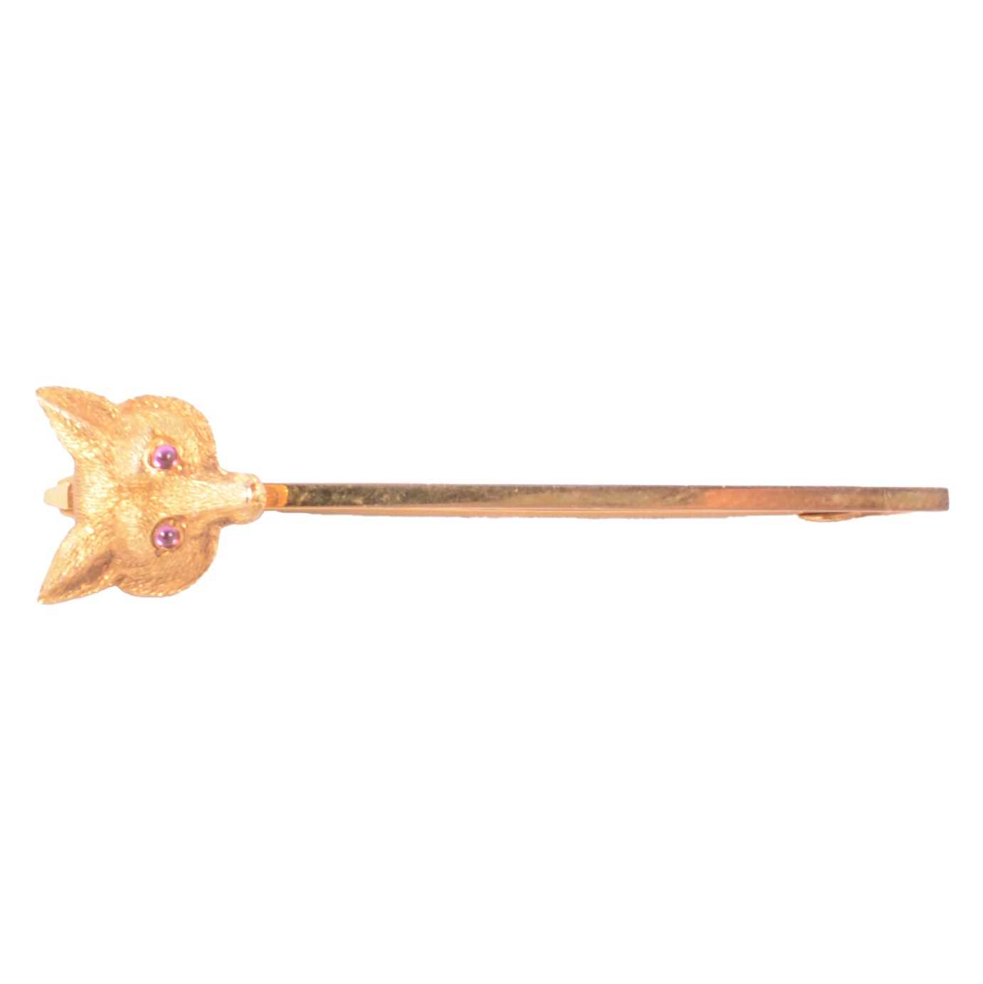 Lot 370 - A yellow metal fox mask bar brooch or stock pin.