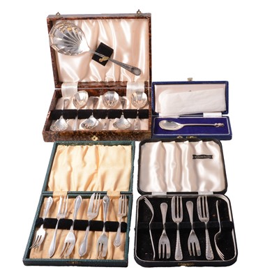 Lot 256 - Quantity of cased silver flatware
