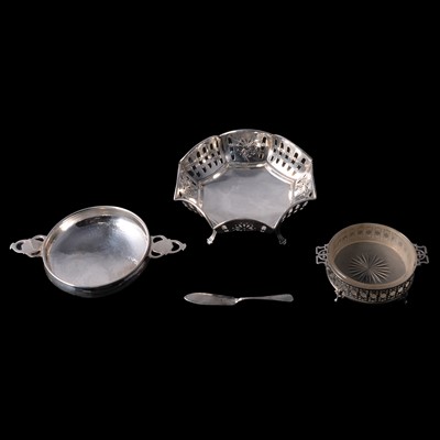 Lot 218 - Silver pedestal quaich, Albert Edward Jones, Birmingham 1928, and other silver items.