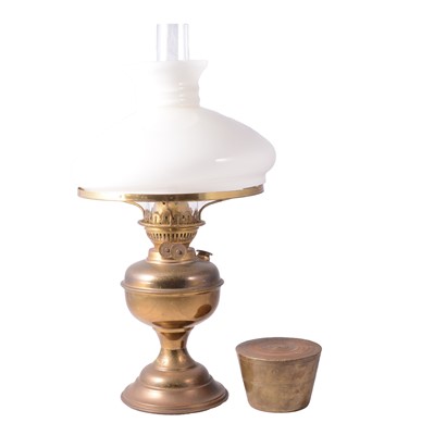 Lot 116 - Oil lamp and a nest of weights