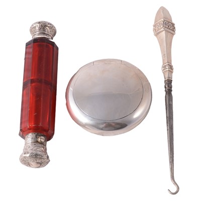 Lot 204 - A double-ended glass scent bottle, silver tobacco box, and silver-handled buttonhook.