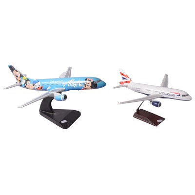 Lot 129 - Five scale model commercial airliners