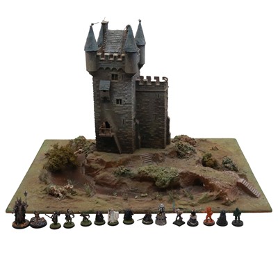 Lot 348 - Small quantity of Warhammer Lord of the Rings figures and associated material