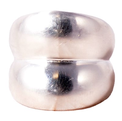Lot 410 - Regitze Overgaard for Georg Jensen - a silver Curve ring numbered 501.