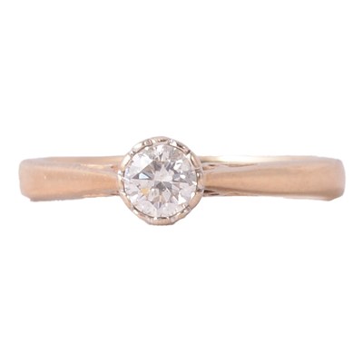Lot 71 - A diamond solitaire ring.