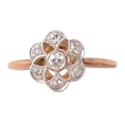 Lot 96 - A diamond cluster ring.