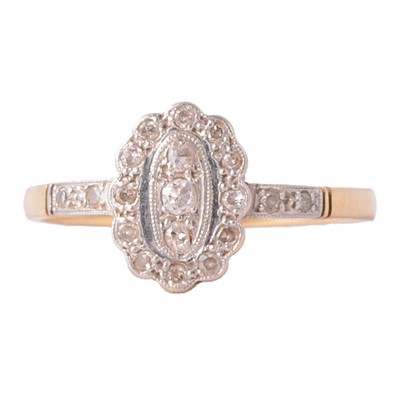 Lot 99 - A diamond cluster ring.