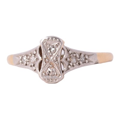 Lot 101 - A diamond ring.