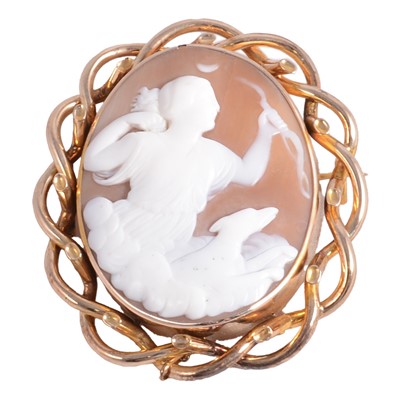 Lot 241 - An oval carved shell cameo brooch
