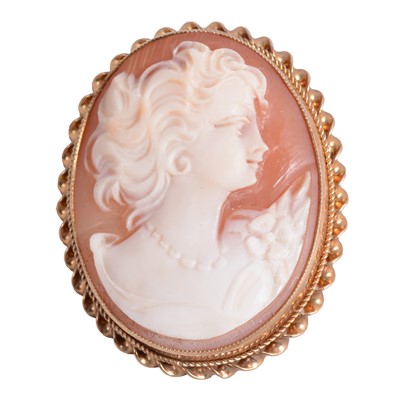 Lot 245 - An oval carved shell cameo brooch.