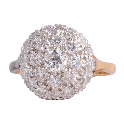 Lot 90 - A diamond cluster ring.