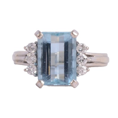 Lot 21 - An aquamarine and diamond ring.