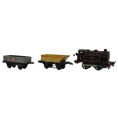 Lot 146 - Small Hornby 'O' gauge model railway layout