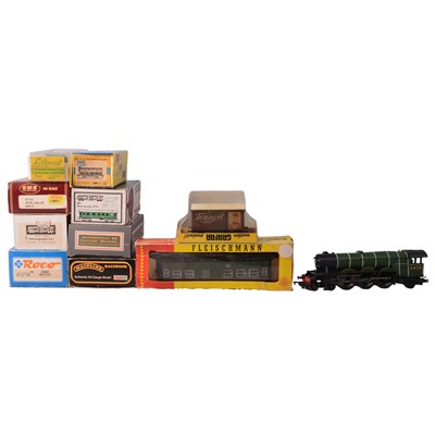 Lot 272 - Quantity of assorted OO/ HO gauge model railway locomotives and rolling stock