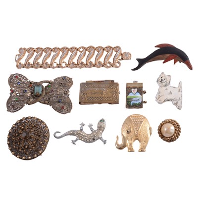 Lot 536 - A collection of gemstone chip necklaces, costume jewellery, and other collectables.