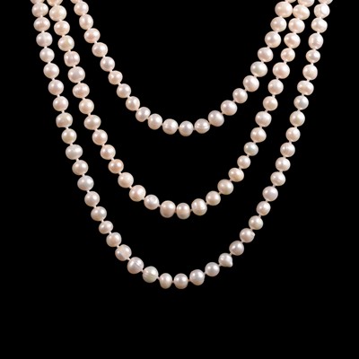 Lot 315 - A rope of cultured pearls.