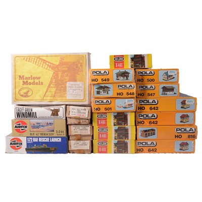 Lot 284 - Model railway scenery kits, other kits including Airfix