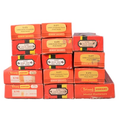 Lot 128 - Quantity of OO gauge model railway coaches