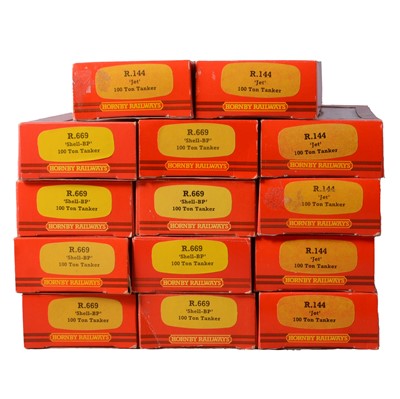 Lot 166 - Fourteen Hornby OO gauge 100 ton tankers