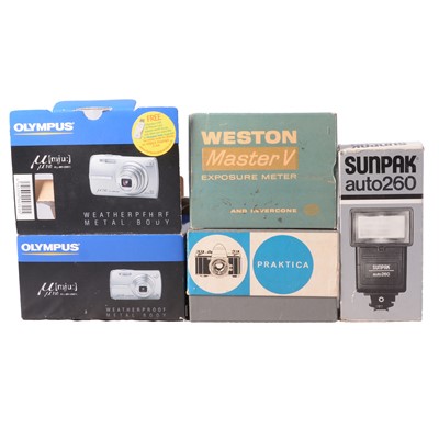 Lot 168 - A small assortment of cameras & equipment