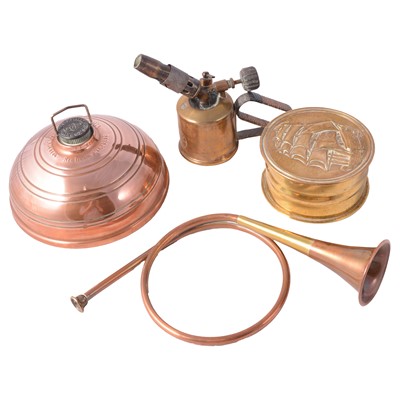 Lot 112 - Two boxes of brass and other domestic metalware