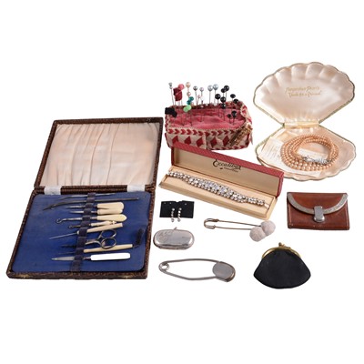 Lot 522 - A tray of vintage accessories and jewellery.