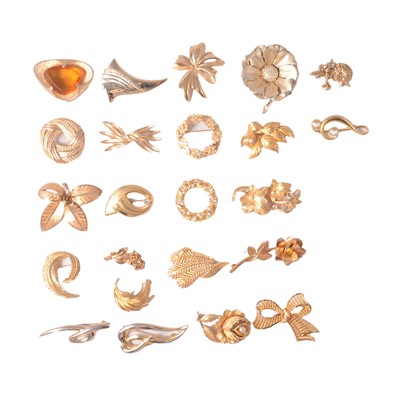 Lot 507 - Twenty-three vintage 1950's 1960's gilt metal brooches.