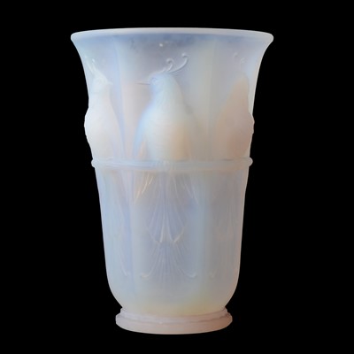Lot 37 - A French moulded opalescent glass vase showing six cockatoos.