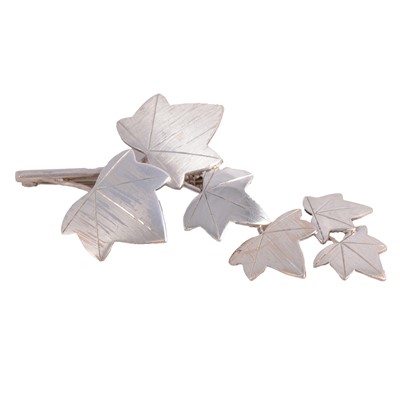 Lot 417 - Geoffrey Bellamy for George Tarratt - a silver ivy leaf brooch.