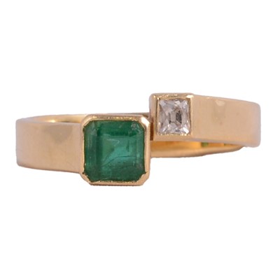 Lot 58 - Stuart Wharton - a handmade emerald and diamond ring.