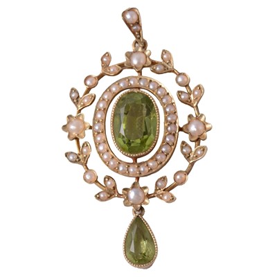 Lot 269 - A peridot and seed pearl pendant.