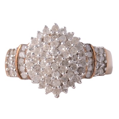 Lot 93 - A diamond cluster ring.