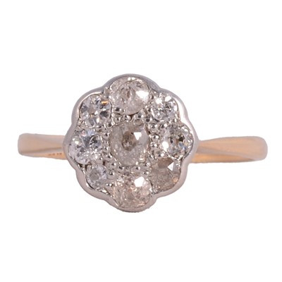 Lot 92 - A diamond cluster ring.