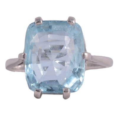 Lot 20 - An aquamarine solitaire dress ring.